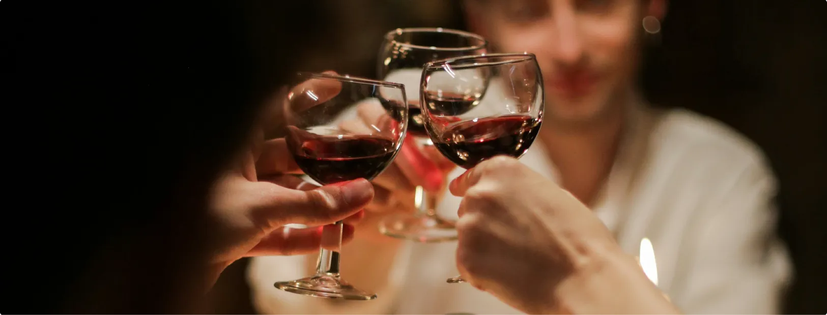 Amigos brindando con copas de vino