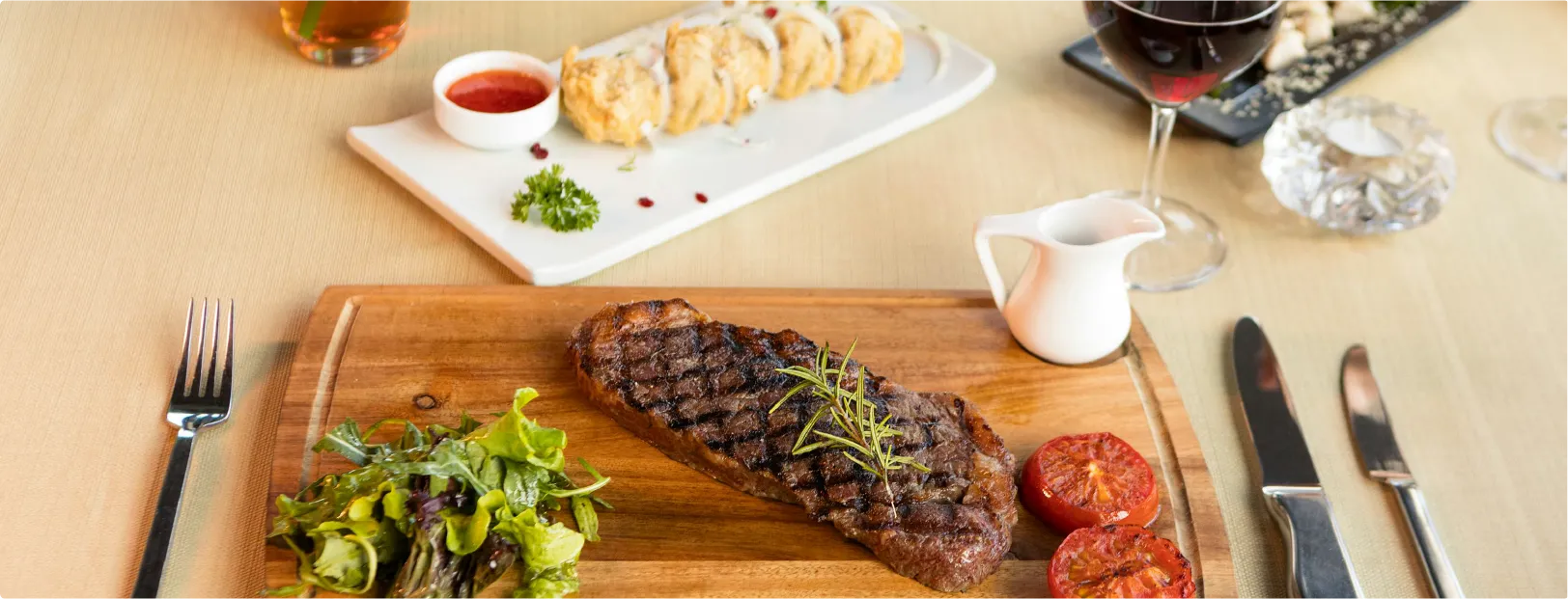 Carne a la parrilla con copa de vino tinto