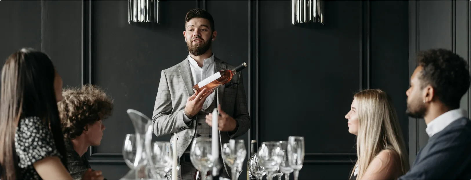 Evento empresarial con servicio de vinos