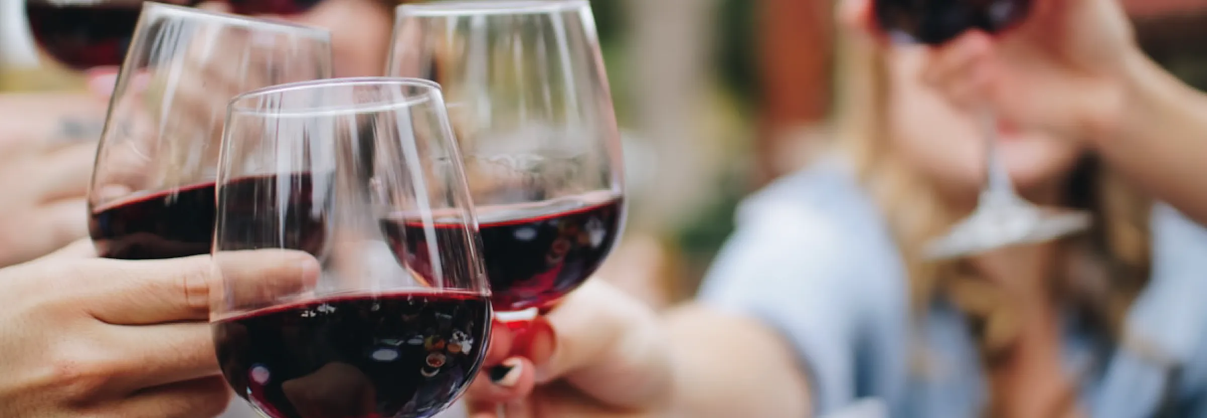 Copa de vino tinto sobre mesa elegante