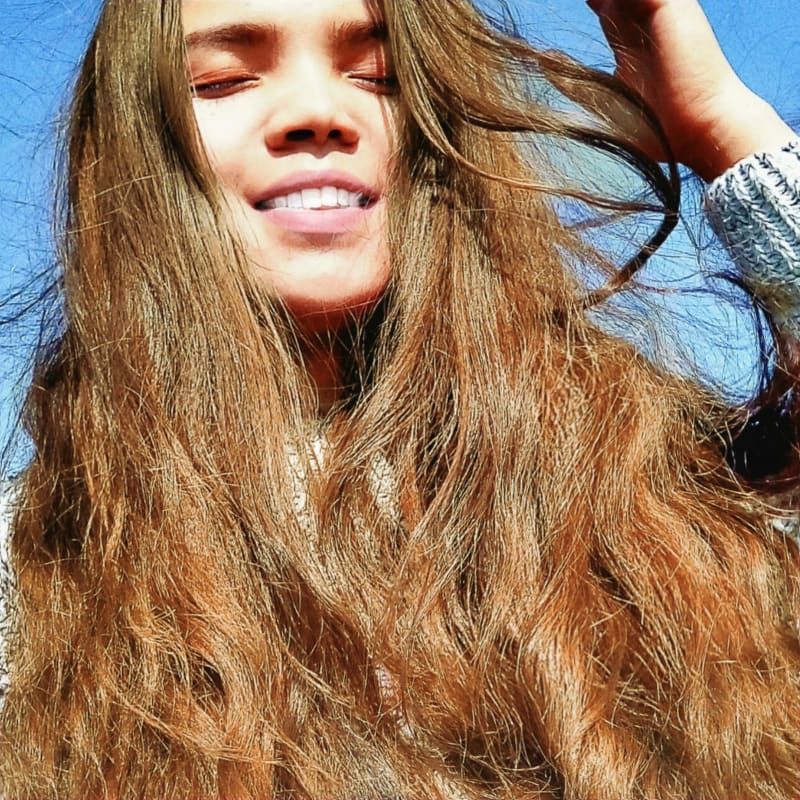 Cómo Combatir el Frizz del Cabello en Invierno: Guía para Climas Húmedos