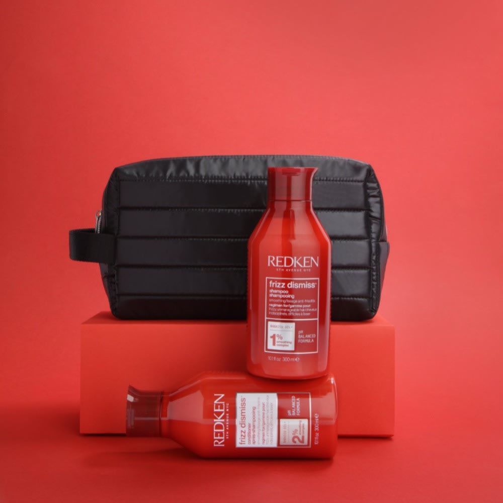 Pack Duo Redken Frizz Dismiss – Shampoo 300 ml, Acondicionador 300 ml + neceser de regalo1