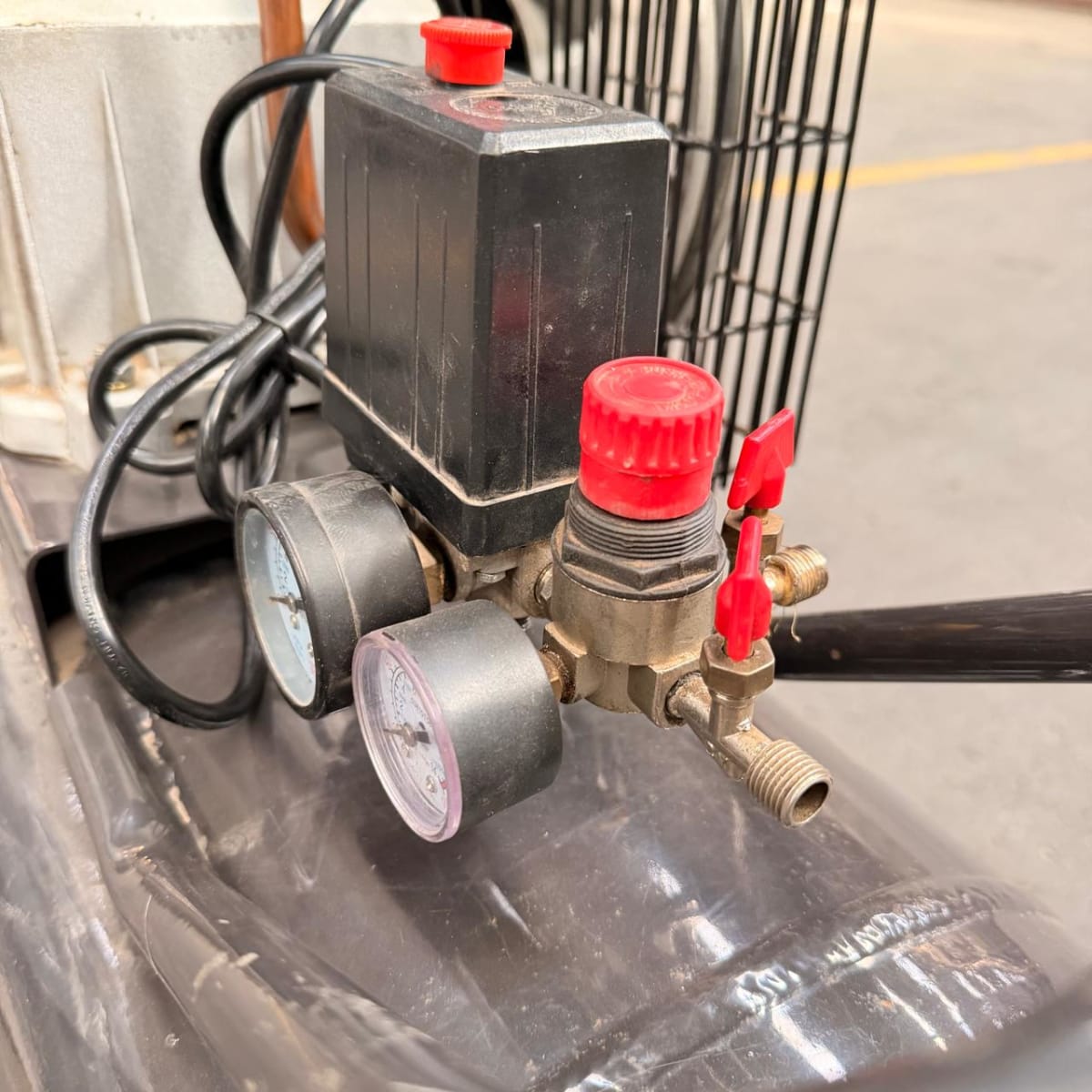 Compresor 100 Litros 3hp MOSAY (Semi Nuevo)4