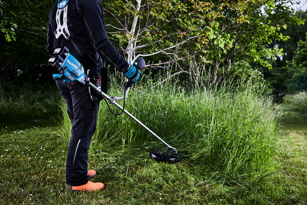 Desbrozadora Inalambrica 1kw + 2 Baterias 18v 5Ah (BL1850B X2) + Cargador Rapido Doble (DC18RD)12