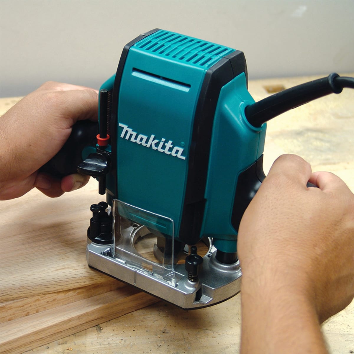 Fresadora MAKITA 900W 6-10mm (1/4” - 3/8”) + Fresa Recta 1/4