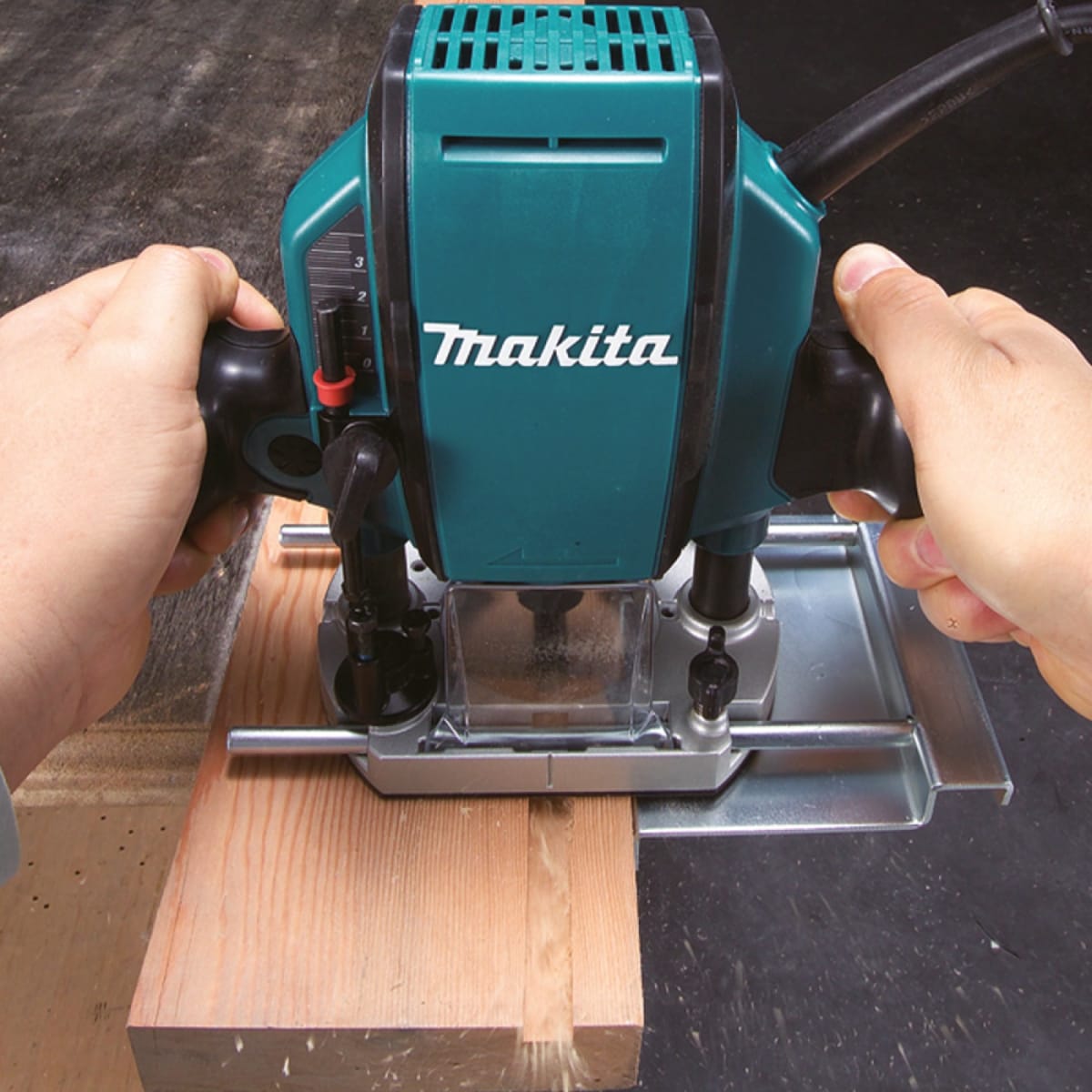 Fresadora MAKITA 900W 6-10mm (1/4” - 3/8”) + Fresa Recta 1/4