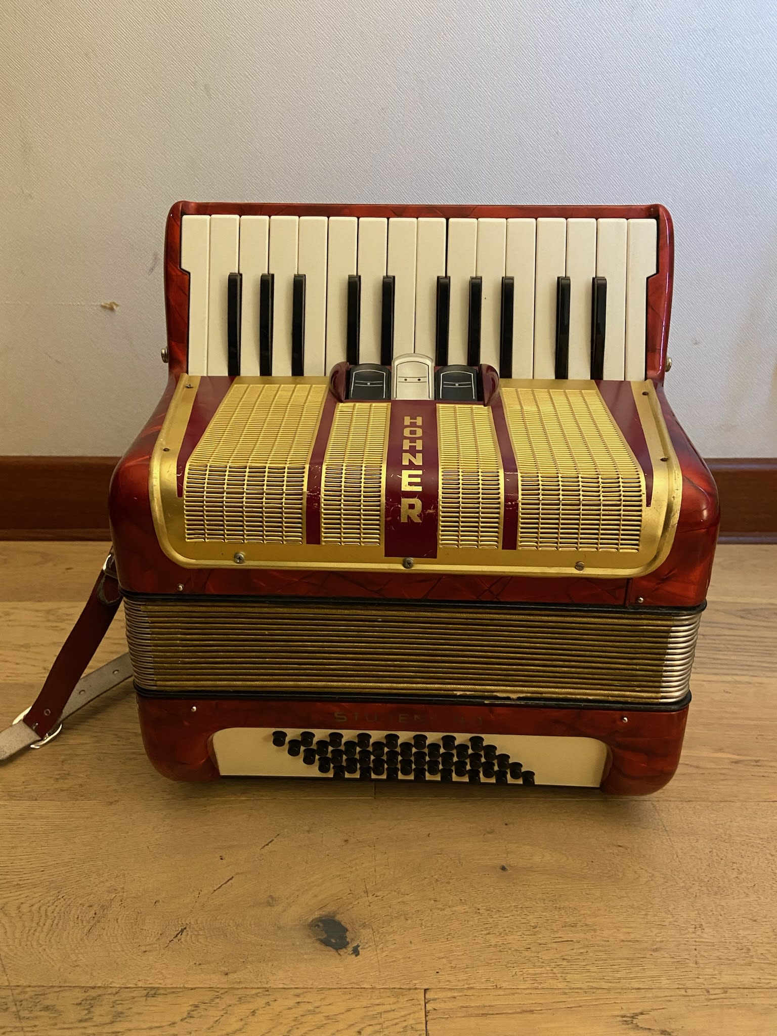 a piano 40 bajos Hohner Student IV