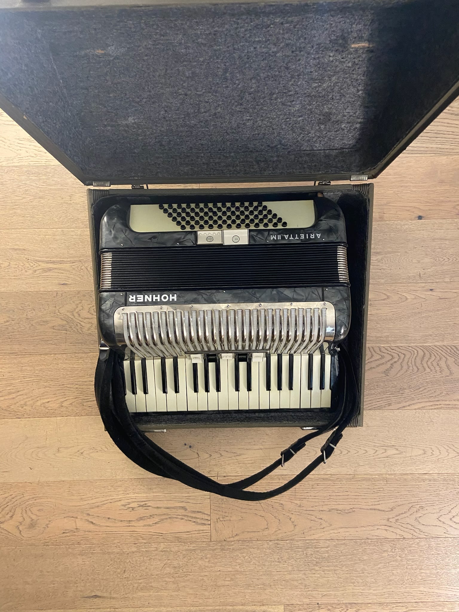 a piano 72 bajos Hohner Arietta IIM (SKU:2556