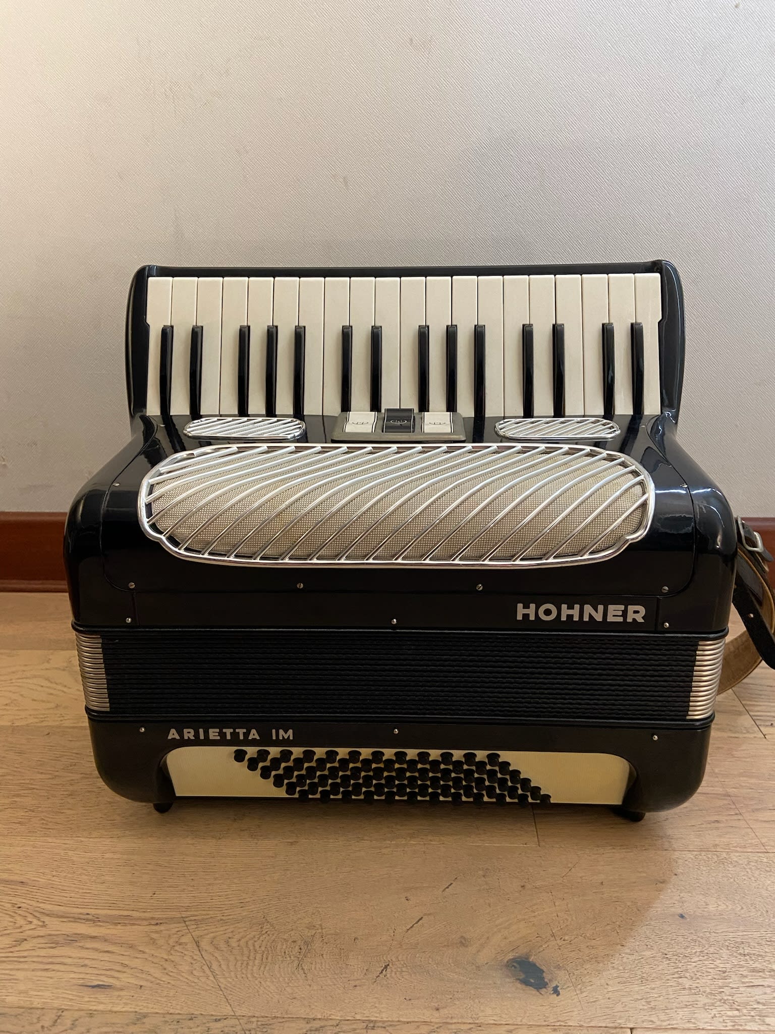 a piano 72 bajos Hohner Arietta IM (SKU:2447) | Instrumentos