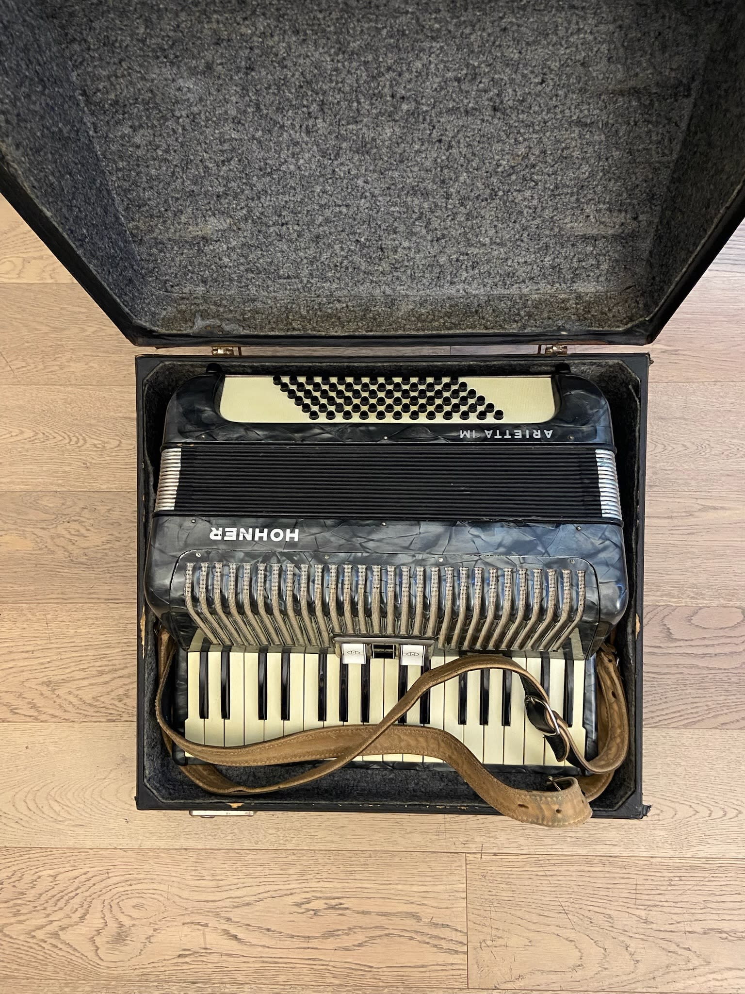a piano 72 bajos Hohner Arietta IM (SKU:2484) | Instrumentos