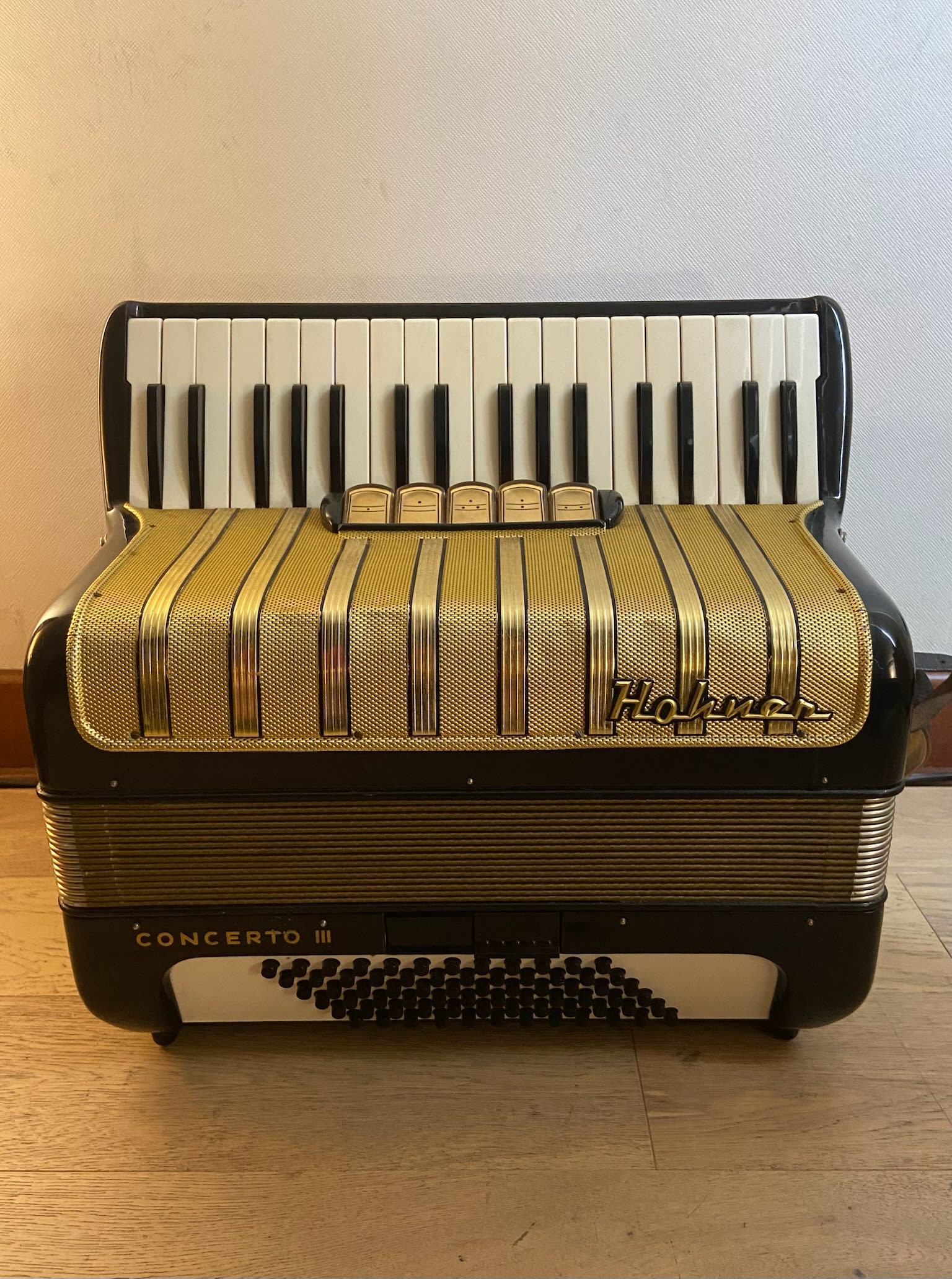 a piano 72 bajos Hohner Concerto III (SKU:2320