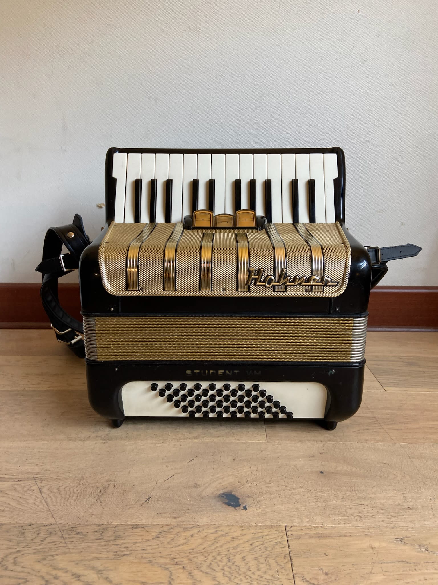 a piano 48 bajos Hohner Student VM