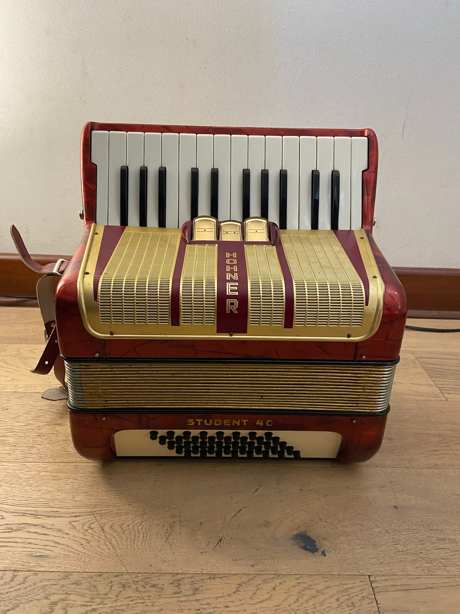 a piano 40 bajos Hohner Student IV