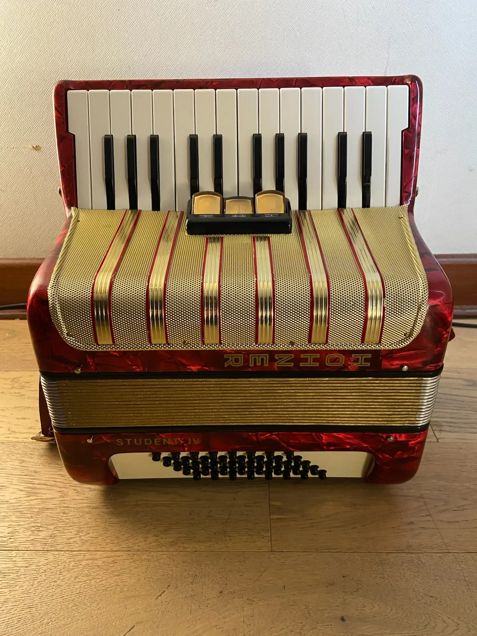 a piano 40 bajos Hohner Student IV