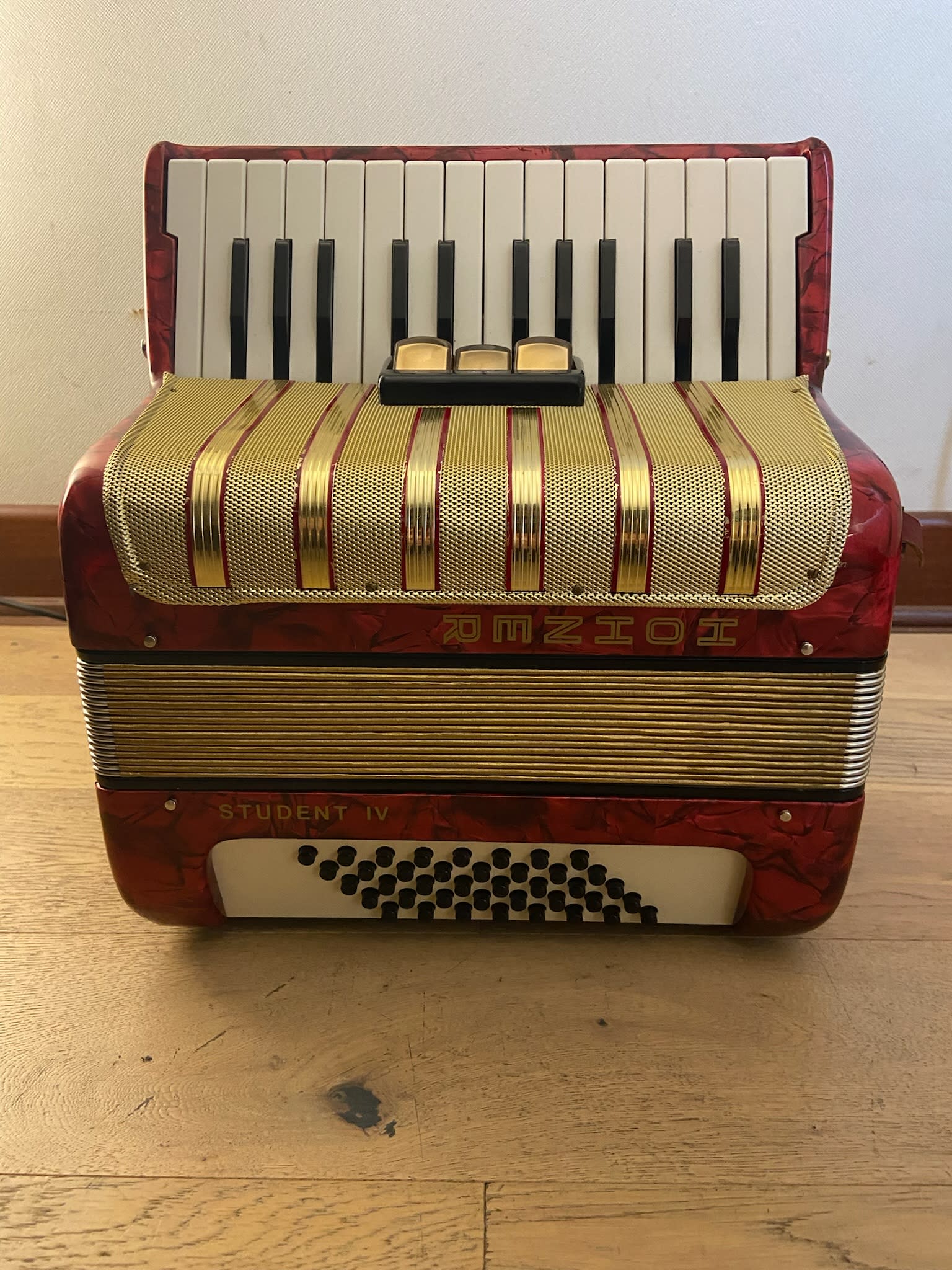 a piano 40 bajos Hohner Student IV