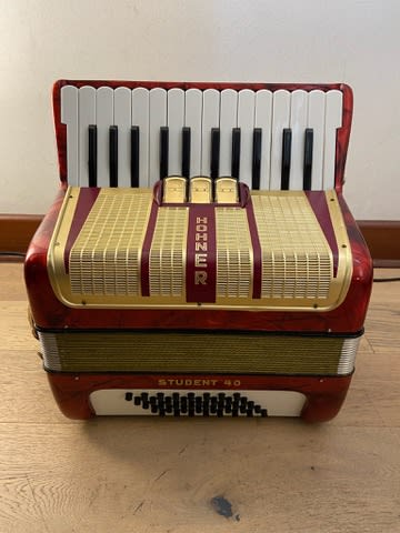 a piano 40 bajos Hohner Student IV