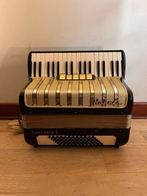 a piano 72 bajos Hohner Concerto III (SKU:2028)1