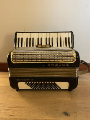 a piano 72 bajos Hohner Concerto II (SKU:2020)1