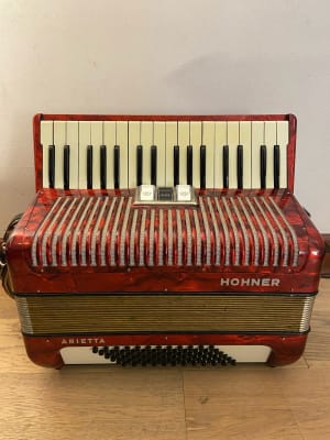 a piano 72 bajos Hohner Arietta IM (SKU:2410)1