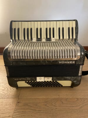 a piano 72 bajos Hohner Arietta IIM (SKU:2556)1