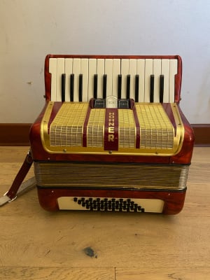 a piano 40 bajos Hohner Student IV (SKU:2374)1