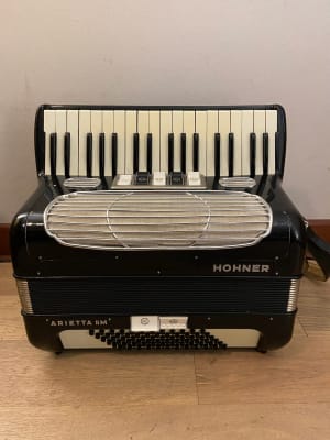 a piano 72 bajos Hohner Arietta IIM (SKU:2260)1