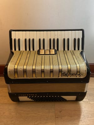 a piano 72 bajos Hohner Concerto II (SKU:2236)1