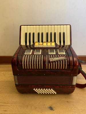 a piano 40 bajos Weltmeister  (SKU:2373)1