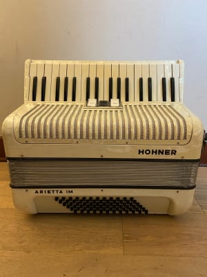 Acordeon a piano 72 bajos Hohner Arietta IM (SKU:2084)1