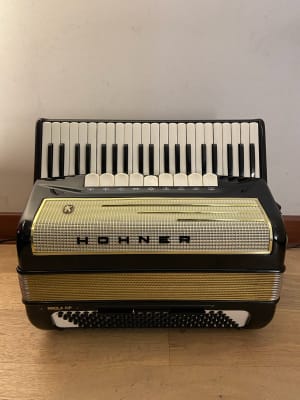 a piano 120 bajos Hohner Pirola IVP (SKU:2408)1