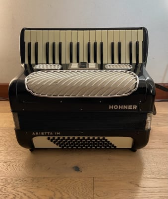 a piano 72 bajos Hohner Arietta IM (SKU:2575)1