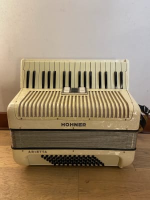 a piano 72 bajos Hohner Arietta IM (SKU:2415)1