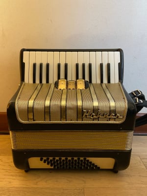 a piano 48 bajos Hohner Concerto I (SKU:2233)1