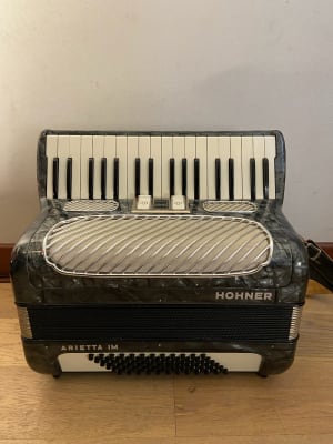 a piano 72 bajos Hohner Arietta IM (SKU:2409)1