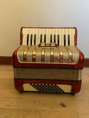 a piano 48 bajos Hohner Concerto I (SKU:2450)1