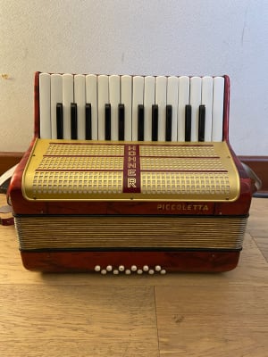 a piano 12 bajos Hohner Piccoletta (SKU:2455)1