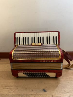a piano 72 bajos Hohner Concerto II (SKU:2460)1
