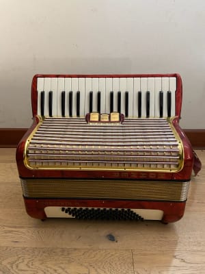 a piano 72 bajos Hohner Concerto II (SKU:2448)1