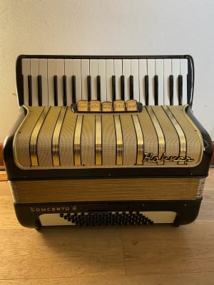 a piano 72 bajos Hohner Concerto III (SKU:2528)1