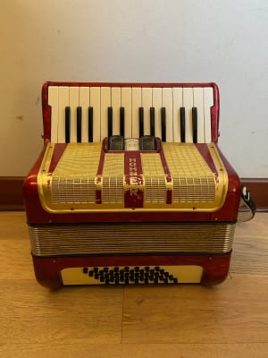 a piano 40 bajos Hohner Student IV (SKU:2304)1