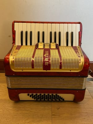 a piano 40 bajos Hohner Student IV (SKU:2298)1