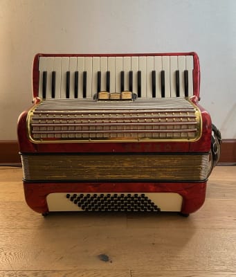 a piano 72 bajos Hohner Concerto II (SKU:2576)1
