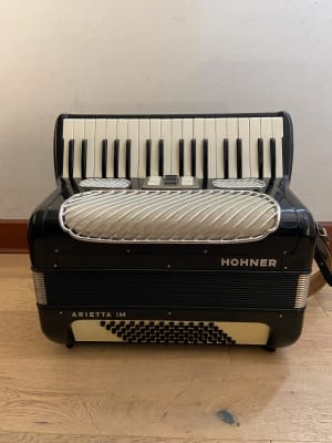 a piano 72 bajos Hohner Arietta IM (SKU:2447)1