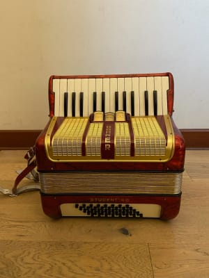 a piano 40 bajos Hohner Student IV (SKU:2449)1
