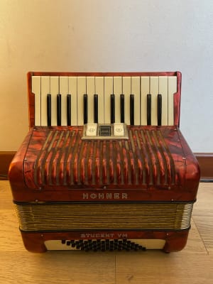 a piano 48 bajos Hohner Student VM (SKU:2265)1