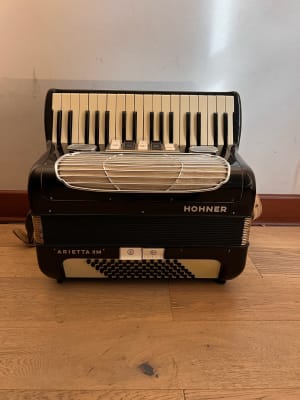 a piano 72 bajos Hohner Arietta IIM (SKU:2008)1