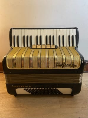 a piano 72 bajos Hohner Concerto III (SKU:2320)1