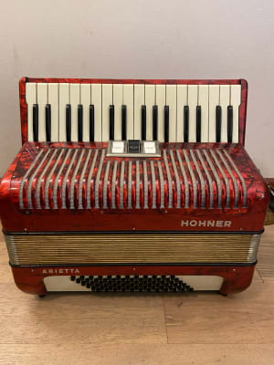a piano 72 bajos Hohner Arietta IM (SKU:2271)1