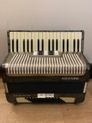 a piano 72 bajos Hohner Arietta IIM (SKU:2269)1