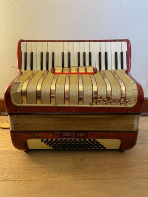 a piano 72 bajos Hohner Concerto III (SKU:2530)1